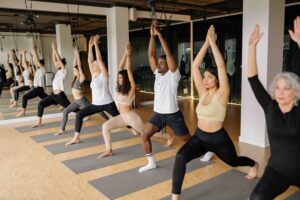 Groupe diversifié en classe de yoga
